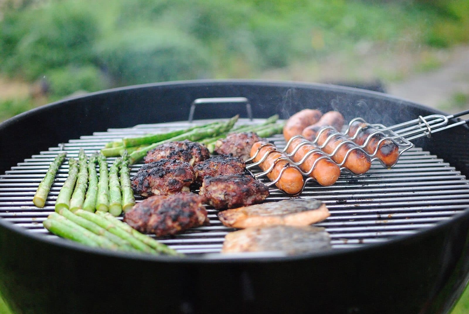Worstjes en vlees op de barbecue