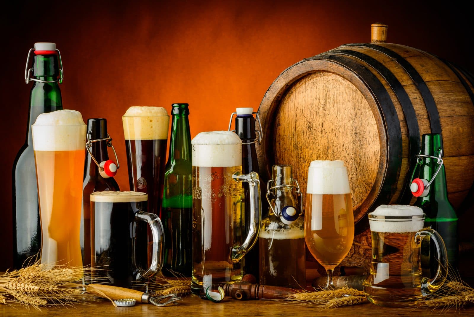 Glazen bier op de bar