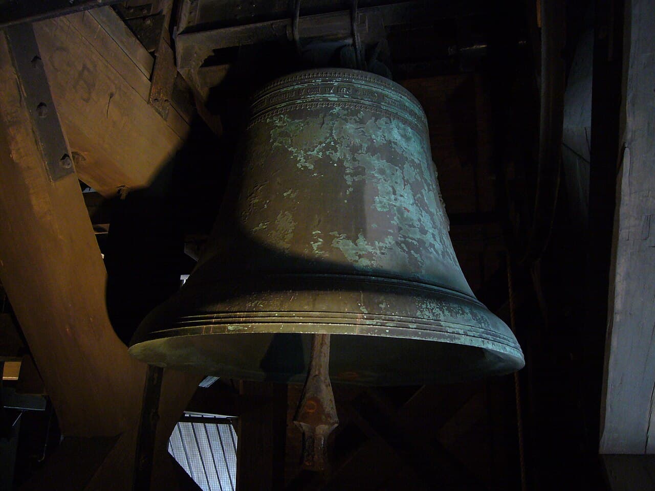 Een van de grote klokken binnen in de Domtoren
