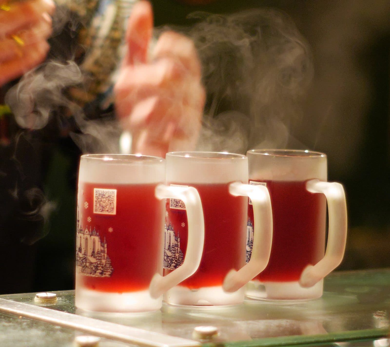 Dampende glühwein in glazen mokken