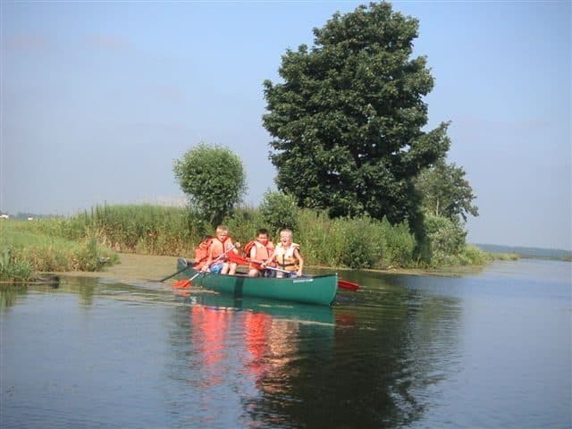 Kano’s op het water tussen het groen