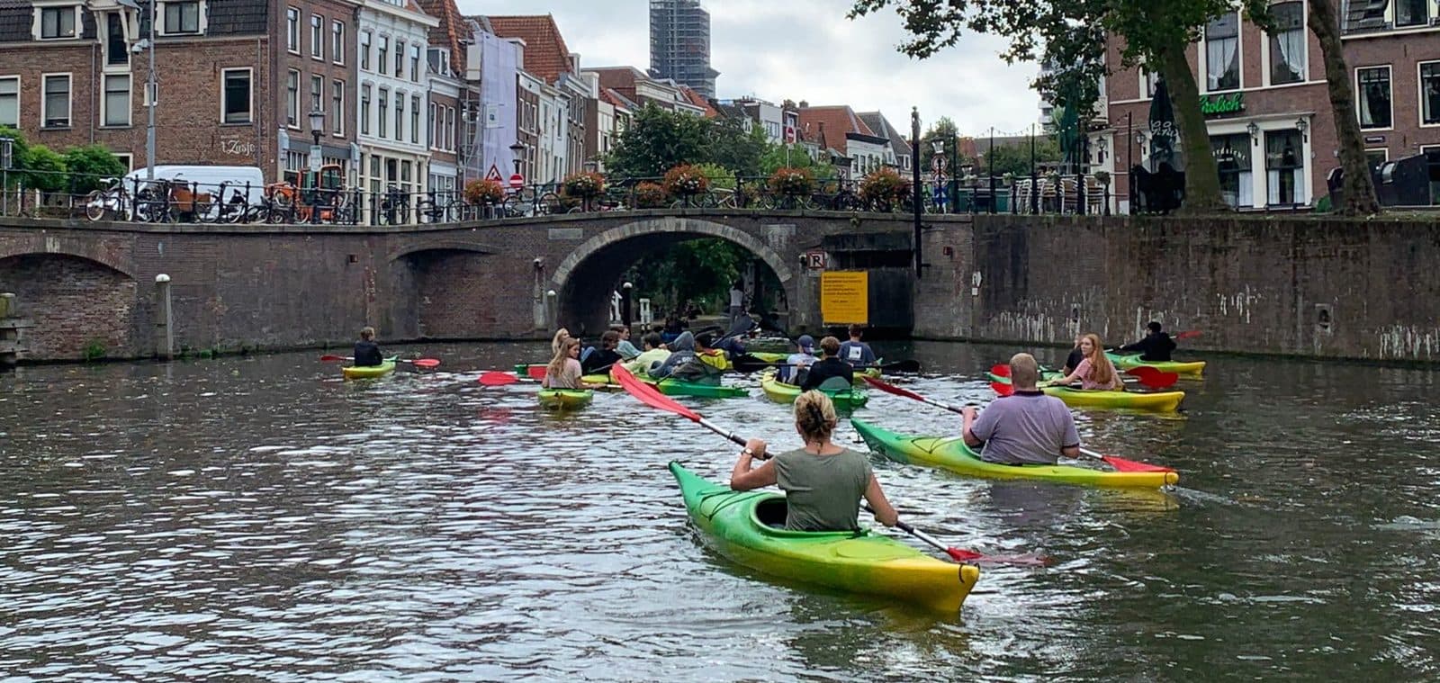 Kano’s en supboards op de Oudegracht bij een brug