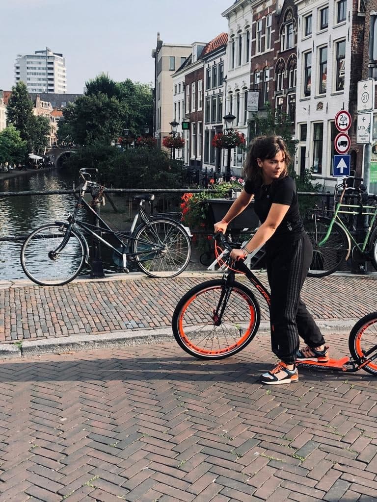 Steppen op een kickbike langs de gracht