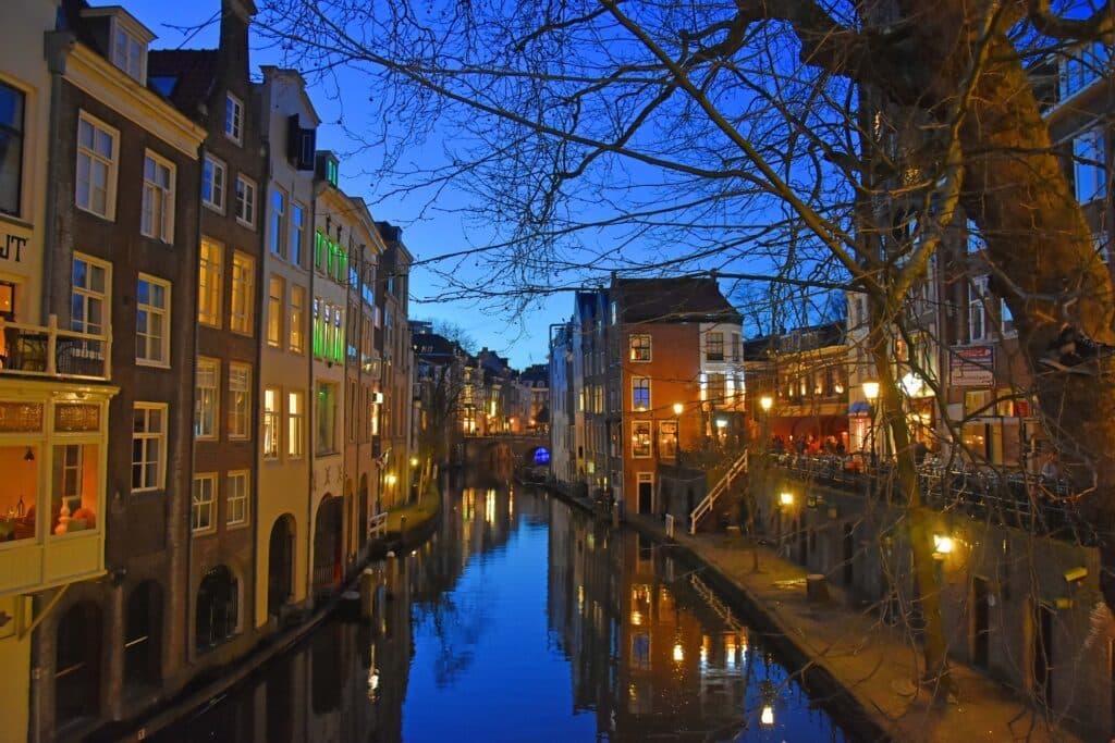 De Oudegracht in de avond