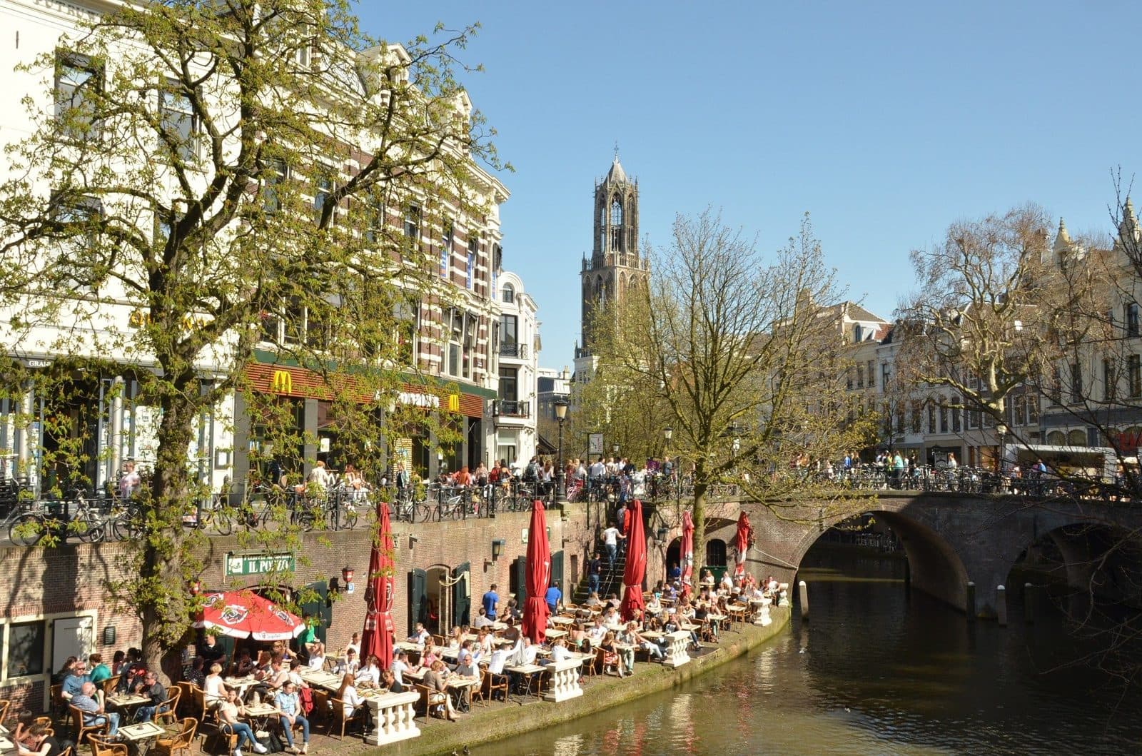 Terrassen aan de Oudegracht met de Domtoren