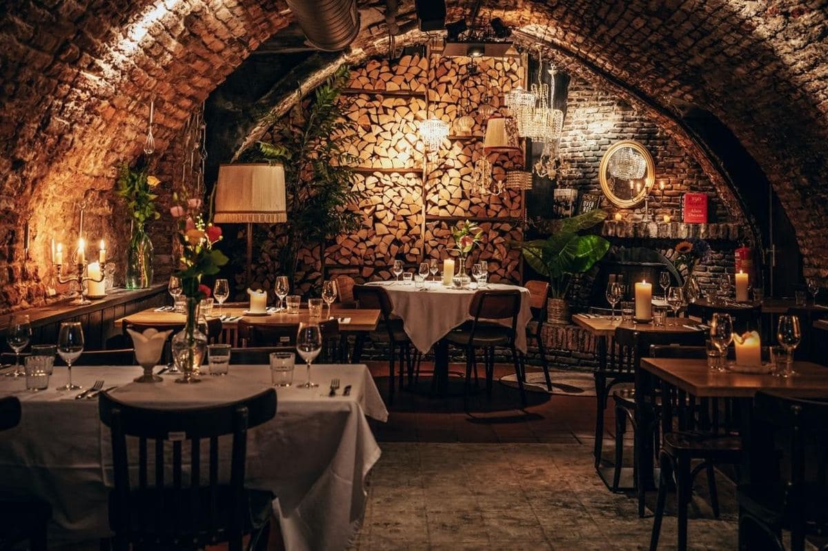 Gedekte tafels in de werfkelder van Bistro aan de Werf