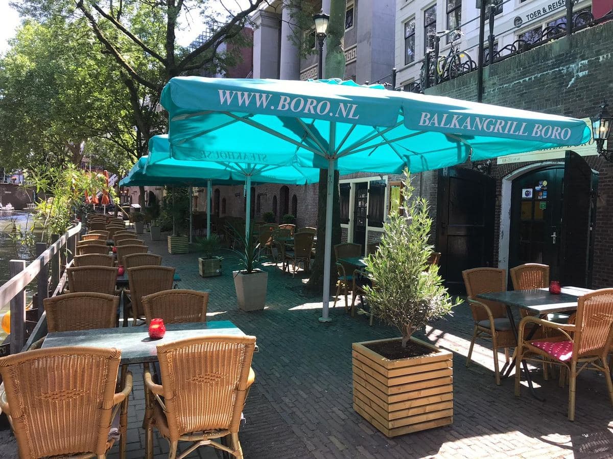 Terras van Balkangrill Boro aan de werf van de Oudegracht
