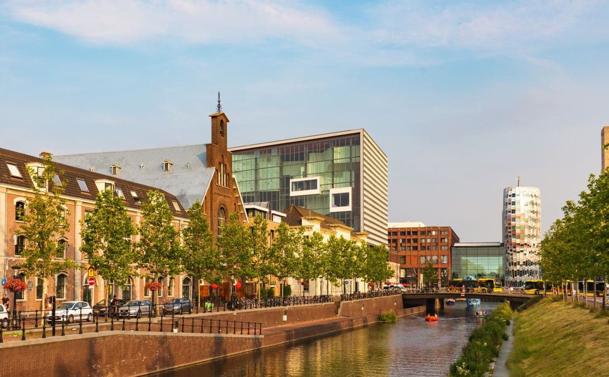 De Catharijnesingel in Utrecht met de kerk van Bunk Hotel