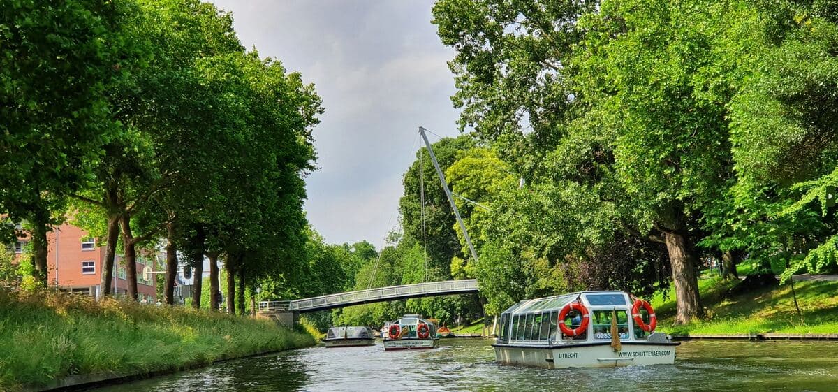Rondvaartboot op een groene singel in Utrecht