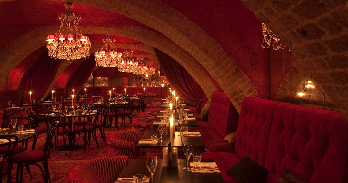 Restaurant Humphrey's in Utrecht met rode banken en kroonluchters