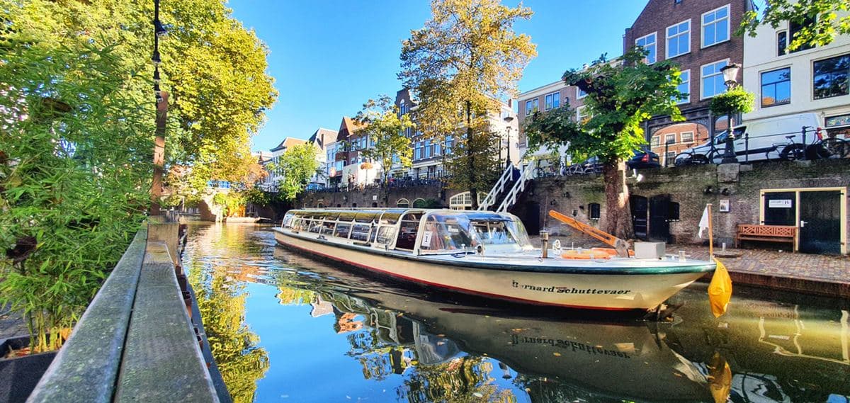 Rondvaartboot van Schuttevaer op de gracht in de zon