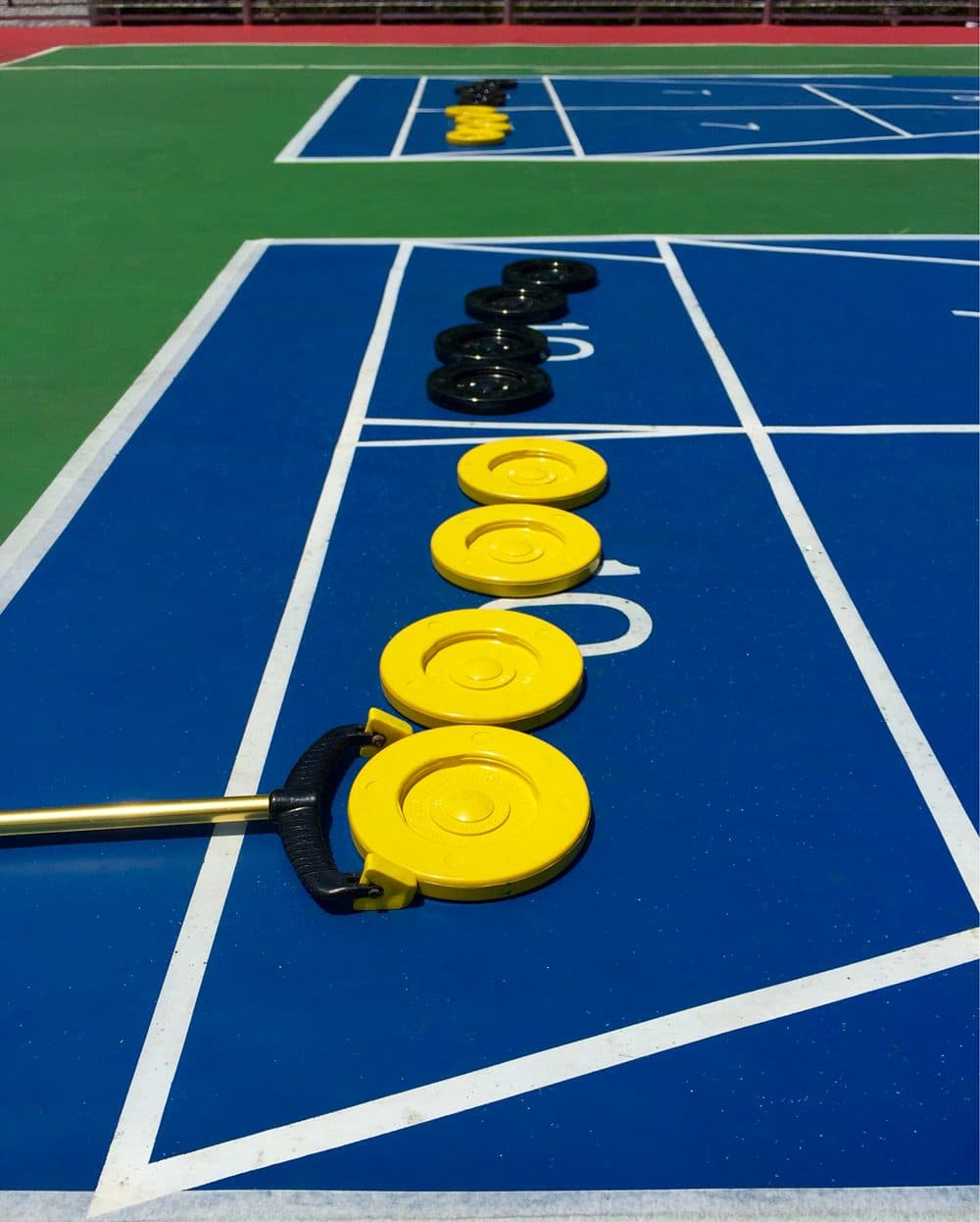 Schijven op een shuffleboardbaan