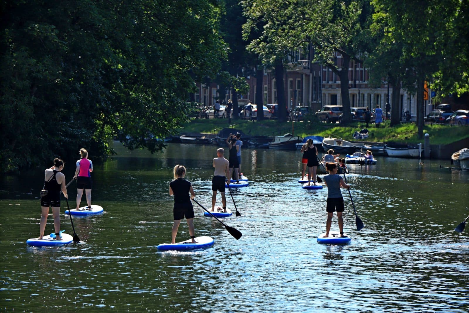 Groep op supboards op een Utrechtse gracht