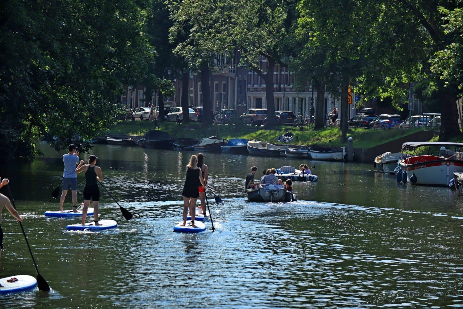 Suppen in de zon op de gracht in Utrecht