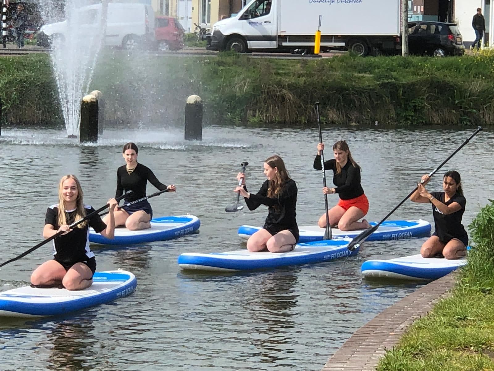 Vriendinnen op supboards bij een fontein in Utrecht