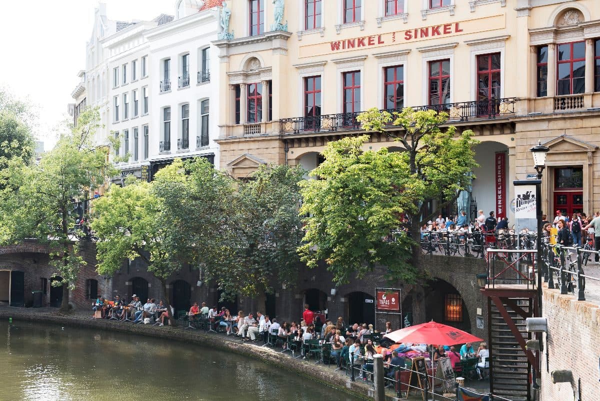 Terrassen aan de Oudegracht bij de Winkel van Sinkel
