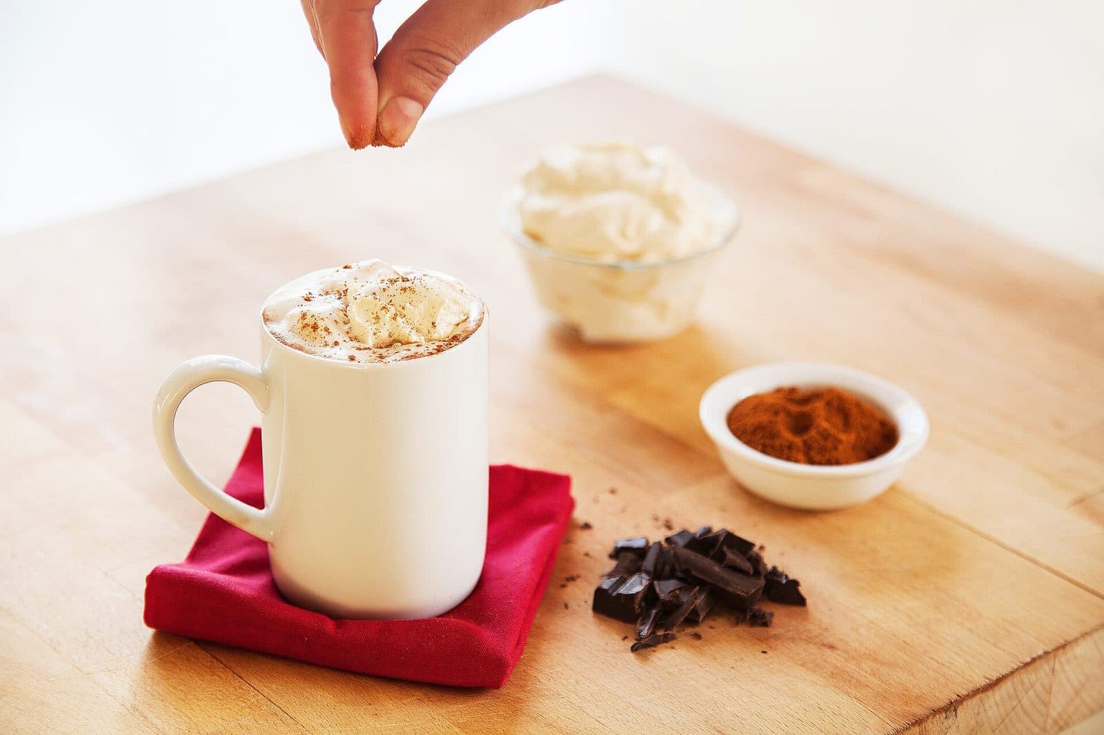 Warme chocolademelk met slagroom